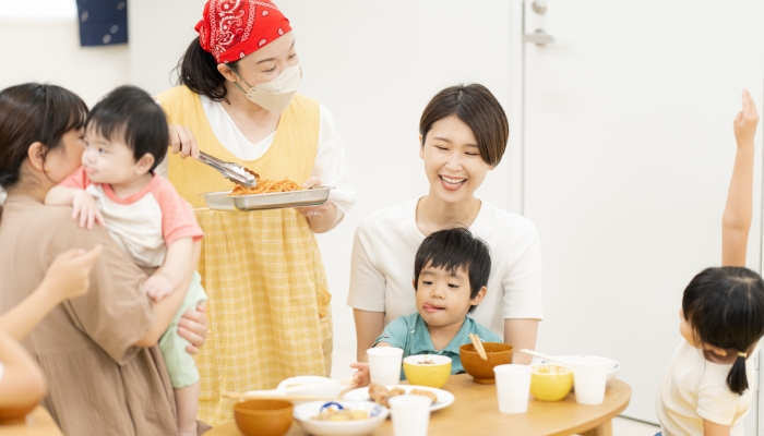 子供たちが食事をしている様子