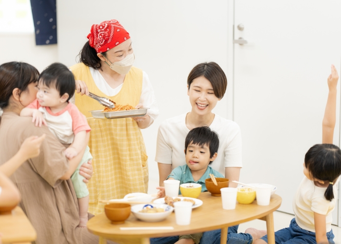 子供たちに食事を与えている様子